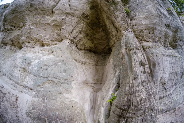 Acantilados de piedra arenisca de Sietiniezis a orillas del río Gauja —  Fotos de Stock