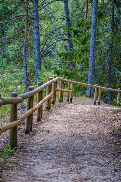 Valla de madera en campo sendero de la naturaleza — Foto de Stock
