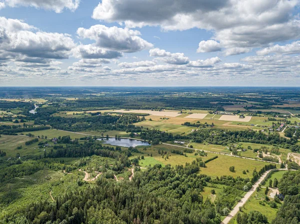 Naturlig utsikt över landskapet på sommarkvällen — Stockfoto