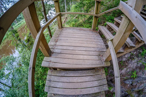 Old kayu jembatan papan dengan tangga di hutan — Stok Foto