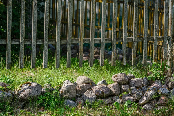 Wooden fance in countryside nature trail — Stock Photo, Image