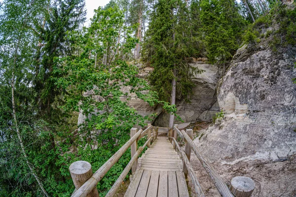 Scogliere di arenaria di Sietiniezis sulla riva del fiume Gauja — Foto Stock