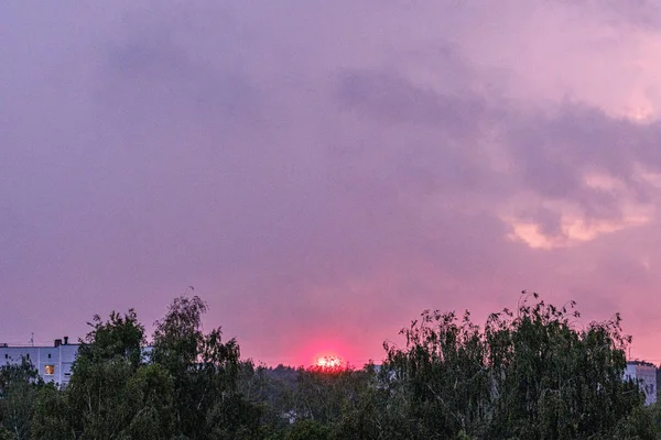 Atardecer rojo sobre la ciudad con cables de vivienda y proveedor de Internet i — Foto de Stock