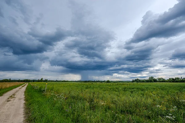 緑の田園地帯に形成される嵐の雨雲 — ストック写真
