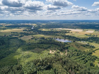 yaz akşamı doğal kırsal görünümü