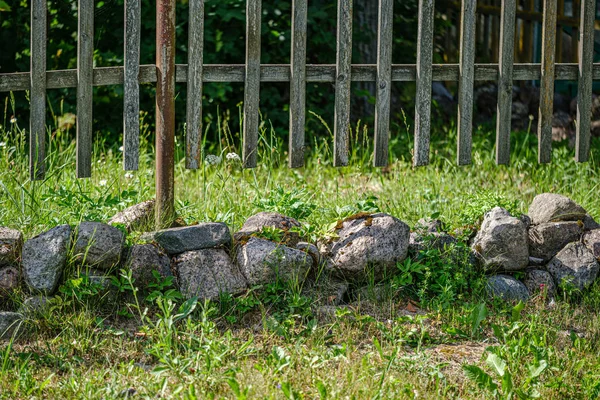 Wooden fance in countryside nature trail — Stock Photo, Image