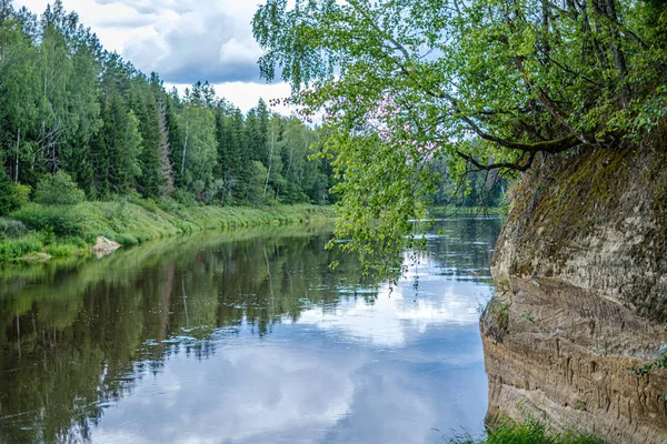 Otwarty widok na rzekę Gauja na Łotwie z refleksjami chmury — Zdjęcie stockowe