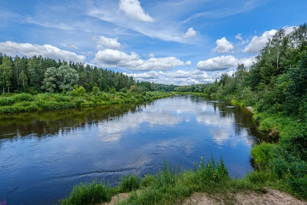 Открытый вид на реку Гауя в Латвии с облачными отражениями — стоковое фото