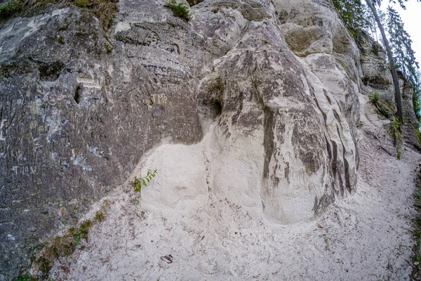Acantilados de piedra arenisca de Sietiniezis a orillas del río Gauja —  Fotos de Stock