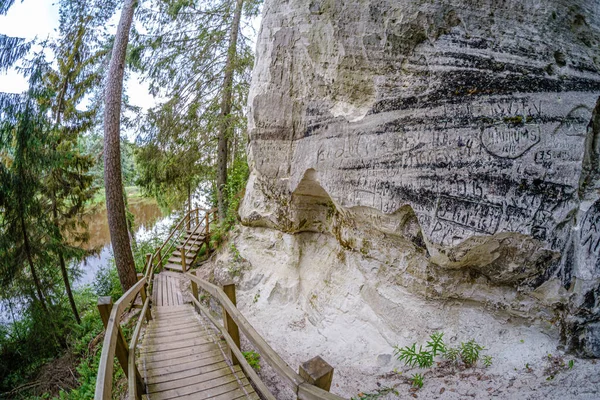 Falaises de grès de Sietiniezis sur la rive de la rivière Gauja — Photo