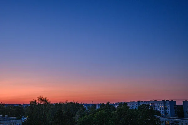 Червоний захід сонця над містом з кабелями житла та інтернет-провайдера — стокове фото