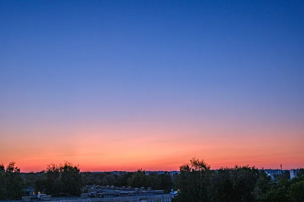 Κόκκινο ηλιοβασίλεμα πάνω από την πόλη με καλώδια παροχής στέγασης και Διαδικτύου i — Φωτογραφία Αρχείου
