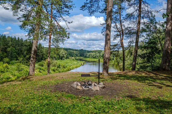 Letonya'da Gauja Nehri, yaz aylarında ağaçların arasından görünümü — Stok fotoğraf