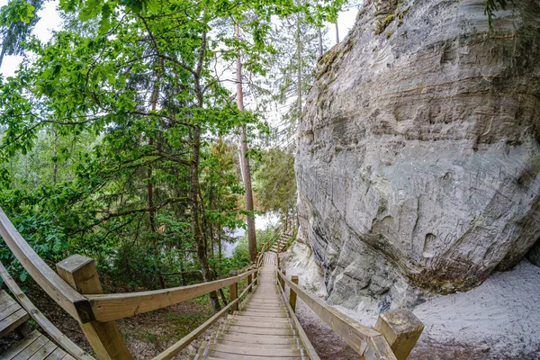 Scogliere di arenaria di Sietiniezis sulla riva del fiume Gauja — Foto Stock