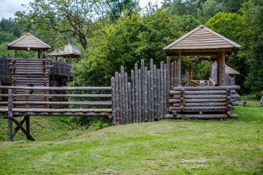 ormanda ahşap kale sarayı