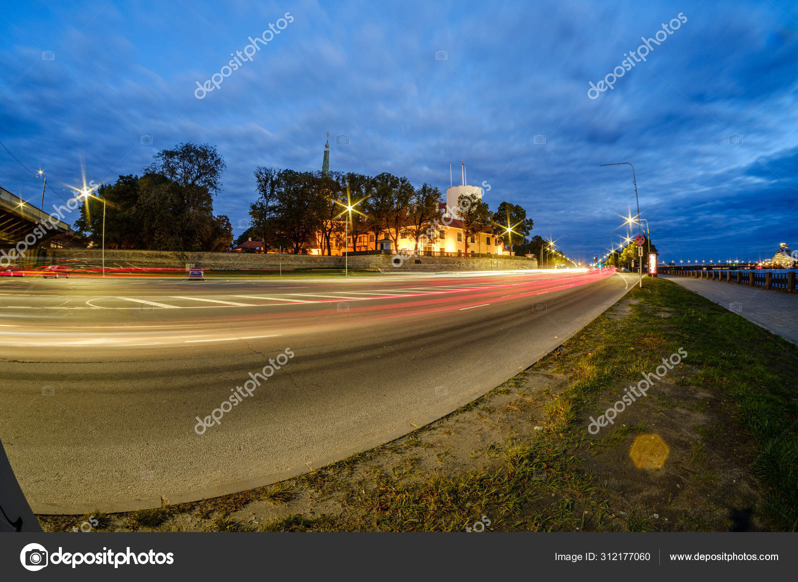 Panoramablick Auf Riga Lettland Hauptstadt Lettlands Bei Nacht Mit Strassenlaternen Stockfotografie Lizenzfreie Fotos C Martinsvanags 312177060 Depositphotos