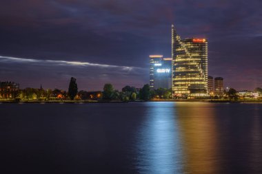 Letonya 'daki Riga şehrinin panoramik görüntüsü. Geceleri Letonya 'nın başkenti sokak lambalarıyla