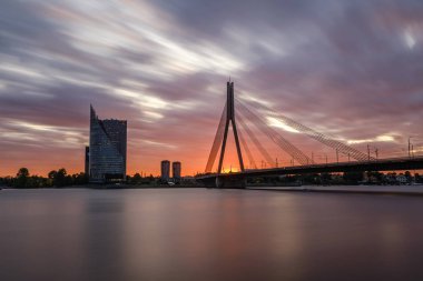 Letonya 'daki Riga şehrinin panoramik görüntüsü. Akşamüstü Letonya 'nın başkenti, kırmızı gün batımı ve Daugava nehri.