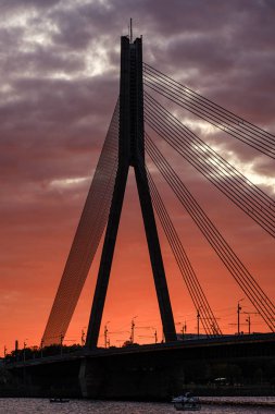 Letonya 'daki Riga şehrinin panoramik görüntüsü. Akşamüstü Letonya 'nın başkenti, kırmızı gün batımı ve Daugava nehri.