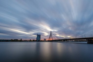 Letonya 'daki Riga şehrinin panoramik görüntüsü. Akşamüstü Letonya 'nın başkenti, kırmızı gün batımı ve Daugava nehri.