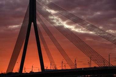 Letonya 'daki Riga şehrinin panoramik görüntüsü. Akşamüstü Letonya 'nın başkenti, kırmızı gün batımı ve Daugava nehri.
