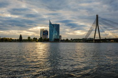 Letonya 'daki Riga şehrinin panoramik görüntüsü. Akşamüstü Letonya 'nın başkenti, kırmızı gün batımı ve Daugava nehri.