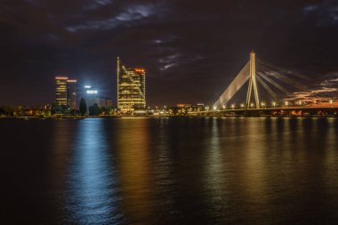 Letonya 'daki Riga şehrinin panoramik görüntüsü. Geceleri Letonya 'nın başkenti sokak lambalarıyla