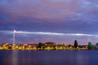Letonya 'daki Riga şehrinin panoramik görüntüsü. Geceleri Letonya 'nın başkenti sokak lambalarıyla