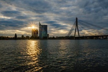 Letonya 'daki Riga şehrinin panoramik görüntüsü. Akşamüstü Letonya 'nın başkenti, kırmızı gün batımı ve Daugava nehri.