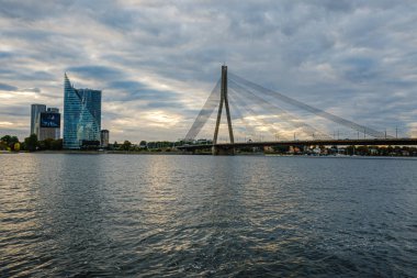 Letonya 'daki Riga şehrinin panoramik görüntüsü. Akşamüstü Letonya 'nın başkenti, kırmızı gün batımı ve Daugava nehri.