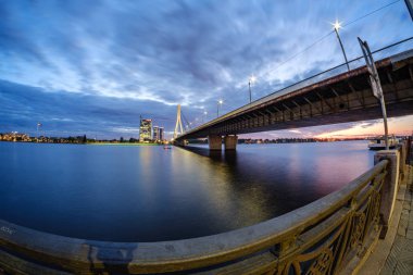 Letonya 'daki Riga şehrinin panoramik görüntüsü. Geceleri Letonya 'nın başkenti sokak lambalarıyla