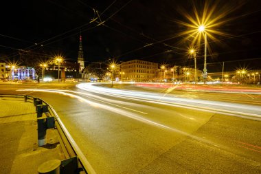 Letonya 'daki Riga şehrinin panoramik görüntüsü. Geceleri Letonya 'nın başkenti sokak lambalarıyla