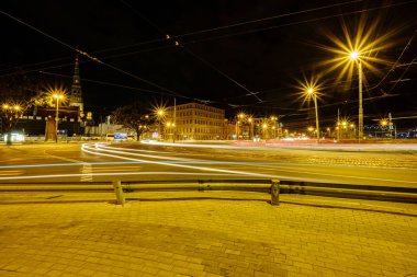 Letonya 'daki Riga şehrinin panoramik görüntüsü. Geceleri Letonya 'nın başkenti sokak lambalarıyla