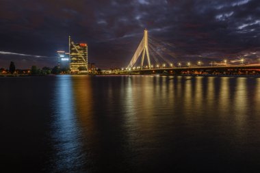 Letonya 'daki Riga şehrinin panoramik görüntüsü. Geceleri Letonya 'nın başkenti sokak lambalarıyla