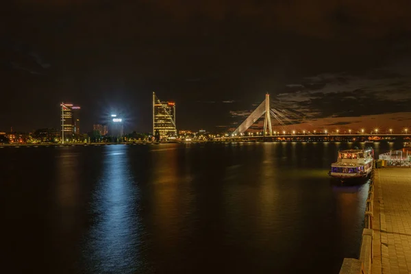 Vista Panorâmica Cidade Riga Letónia Capital Letónia Noite Com Luzes — Fotografia de Stock