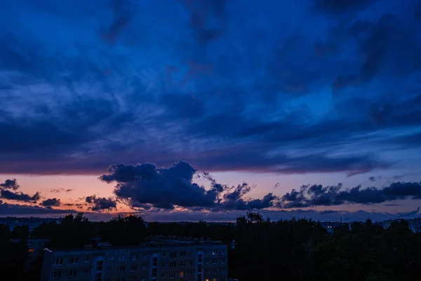 Nubes Lluvia Dramáticas Sobre Los Tejados Ciudad Otoño —  Fotos de Stock