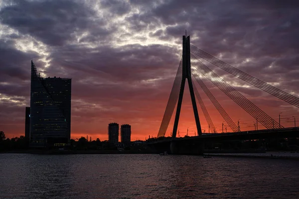 Panoramiczny Widok Miasto Ryga Łotwie Stolica Łotwy Zmroku Czerwonym Zachodem — Zdjęcie stockowe