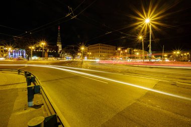 Letonya 'daki Riga şehrinin panoramik görüntüsü. Geceleri Letonya 'nın başkenti sokak lambalarıyla