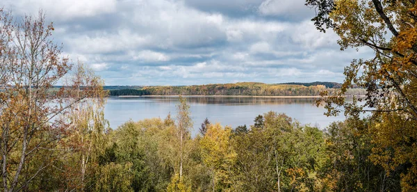 Piękne naturalne jezioro lub rzeka jesienią — Zdjęcie stockowe