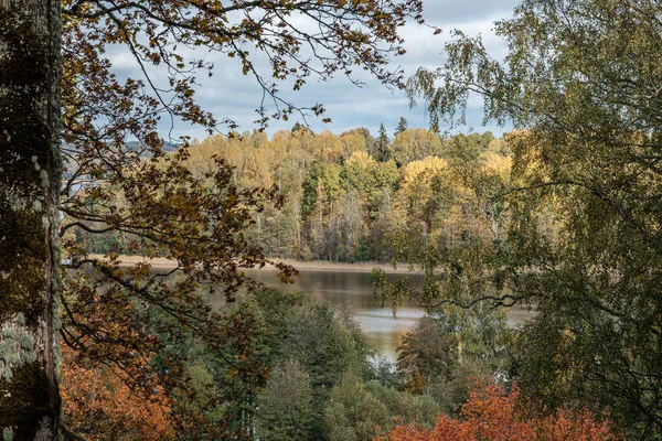 Vakker naturlig innsjø eller elv om høsten – stockfoto