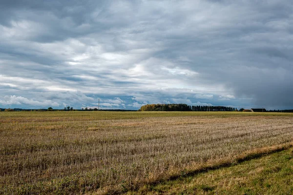 Storm clouds over asphalt road in perspective — Stock Photo, Image