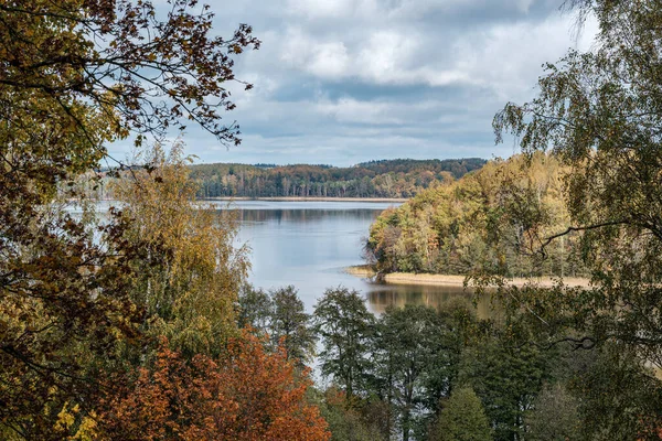Hermoso lago natural o río en otoño — Foto de Stock