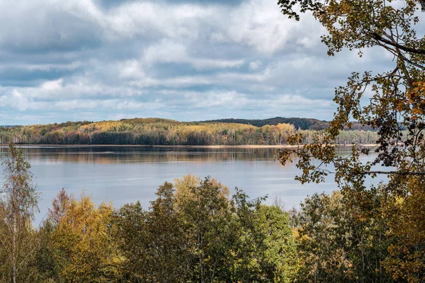 Vacker natur sjö eller flod på hösten — Stockfoto