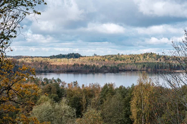 Hermoso lago natural o río en otoño — Foto de Stock