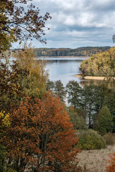 Красивое природное озеро или река осенью — стоковое фото
