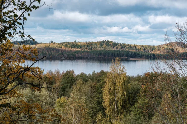 Krásné přírodní jezero nebo řeka na podzim — Stock fotografie