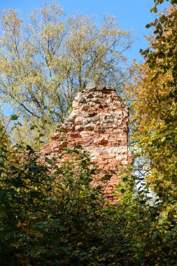 Eski şatonun eski kırmızı tuğla kalıntıları