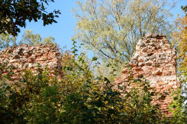 Eski şatonun eski kırmızı tuğla kalıntıları