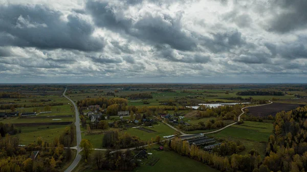 Краєвид згори в Латвії з обробленими полями і — стокове фото