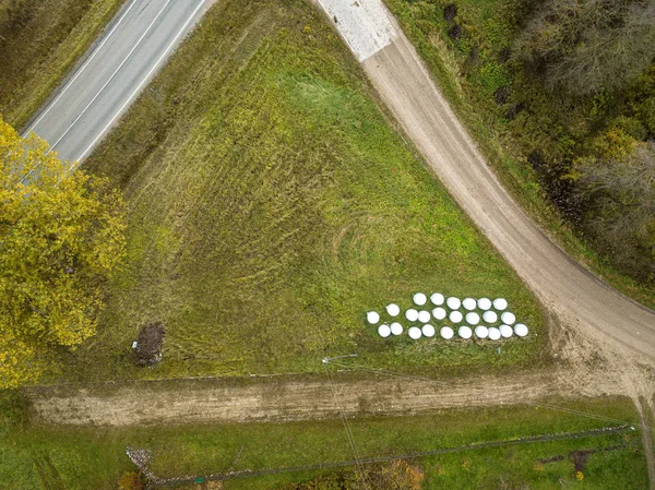 Vista al campo desde arriba en Letonia con campos cultivados y — Foto de Stock